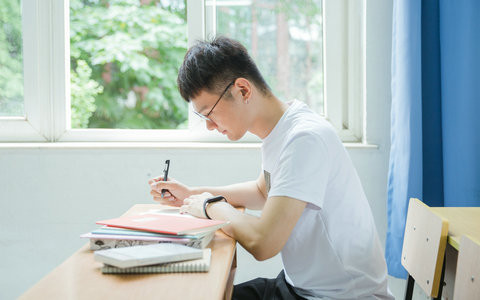 华东师范大学旅游管理在职研究生好考吗？学制几年？