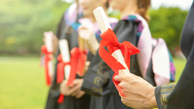青岛大学在职研究生学费一年多少钱？