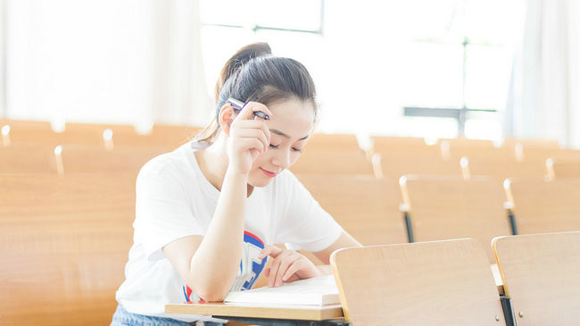 新疆财经大学在职研究生学费一年多少钱？
