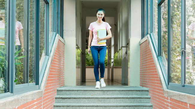 中国美术学院在职研究生报名及考试时间是什么时候？
