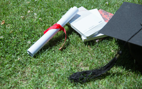 湖北中医药大学在职研究生学费一年多少钱？