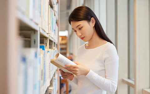 云南民族大学非全日制研究生学费一年多少钱？