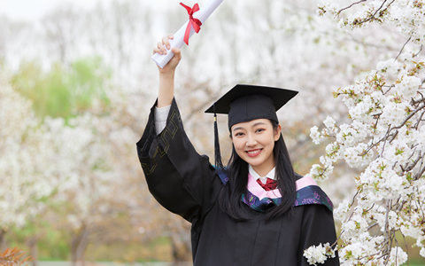 云南大学在职研究生学费多少钱？