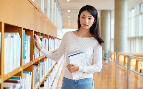 2025年国际法学在职研究生招生院校及学费一览