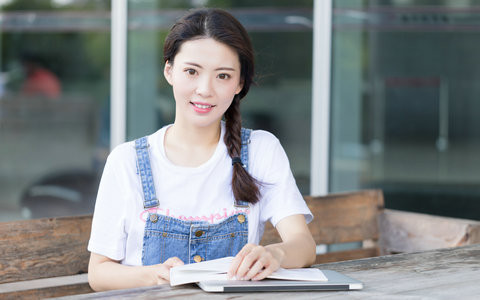 2025年戏剧与影视学在职研究生招生院校及学费一览
