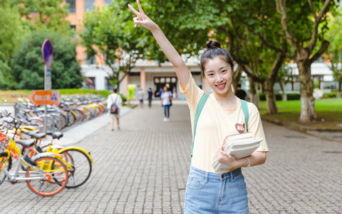 中国人民大学外国语言文学在职课程培训班学费一年多少钱？