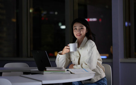 中国人民大学社会工作在职研究生学费一年多少钱？