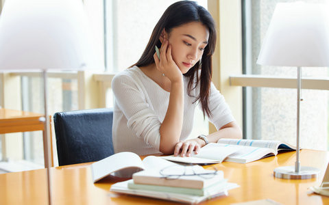 中国人民大学电子与信息在职研究生学费一年多少钱？