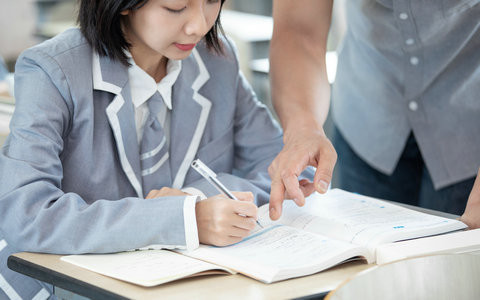 清华大学美术学在职研究生学费一年多少钱？