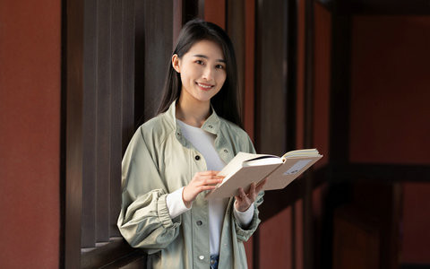 清华大学金融学在职研究生学费一年多少钱？