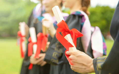 清华大学会计学(mpacc)在职研究生学费一年多少钱？