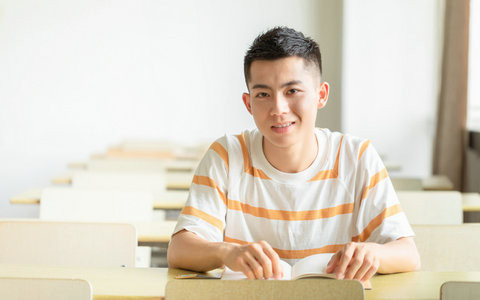 中央民族大学戏剧在职研究生学费一年多少钱？