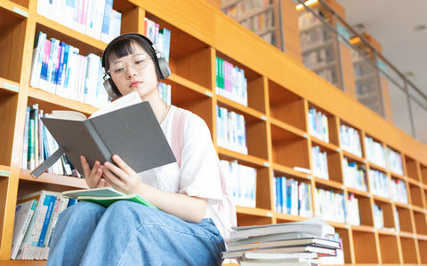 南开大学应用统计在职研究生学费一年多少钱？