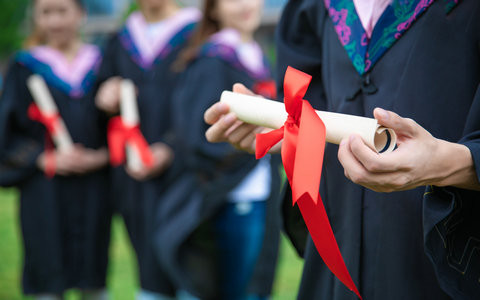 吉林大学基础医学在职研究生学费一年多少钱?