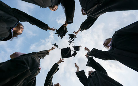 天津大学临床医学在职研究生学费一年多少钱？