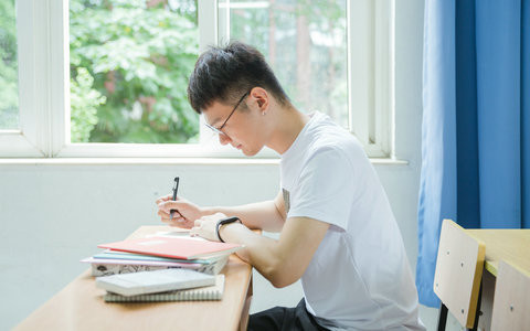 华东师范大学公共管理(MPA)在职研究生学费一年多少钱?