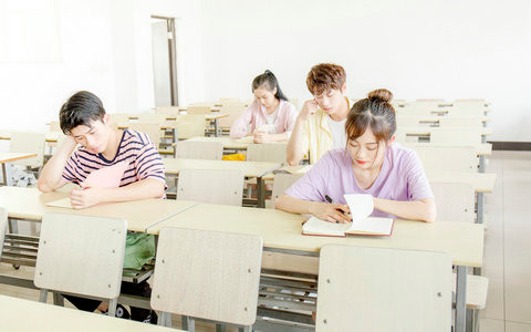 吉林大学口腔医学在职研究生学费一年多少钱？