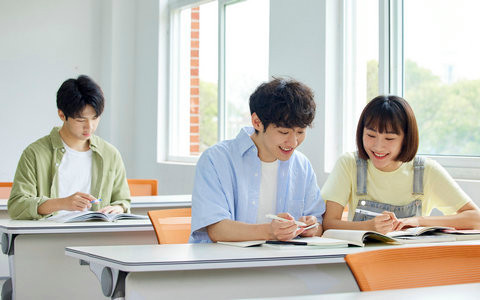 天津大学高级工商管理(EMBA)在职研究生学费一年多少钱？