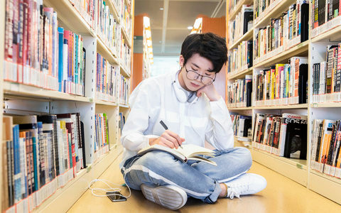 同济大学高级工商管理(EMBA)在职研究生学费一年多少钱？