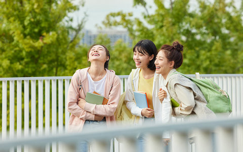 东南大学金融学在职研究生学费一年多少钱？