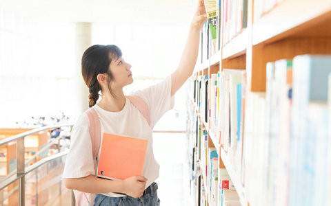 中国人民大学民商法学在职课程培训班学费一年多少钱？