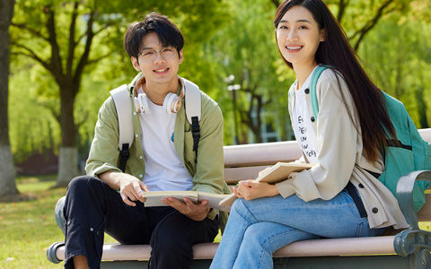 清华大学新闻传播学在职研究生学费一年多少钱？