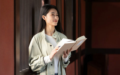 中国人民大学中国史在职课程培训班学费一年多少钱？