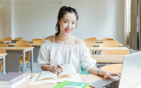 新疆师范大学在职研究生好考吗？